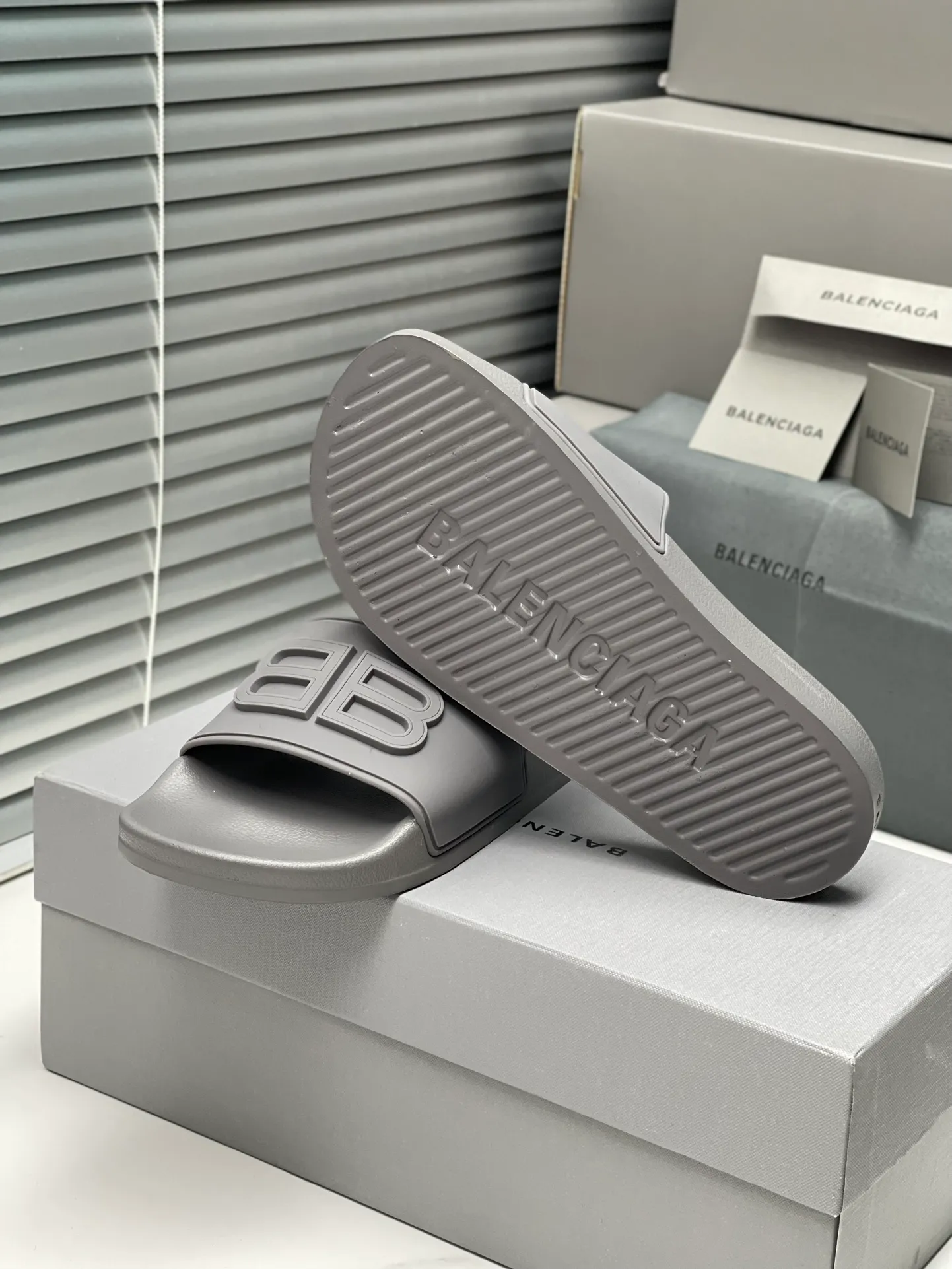 👟👟Ex-factory price 240👟👟 Women's Shoes Women's Clothing Balenciaga 2023 trendy slippers!  Balenciaga Political Campaign Latest Abrasive Development!  A favorite of European and American ladies, celebrities, and Internet celebrity girls. Exquisite uppers are hand-sewn and threaded. They are fluffy and soft, skin-friendly and soft, a must-have for summer. Fashionable but not overly ostentatious. Original natural rubber non-slip and wear-resistant sole. Size 35-40, 39-45 matching counter latest original packaging.
